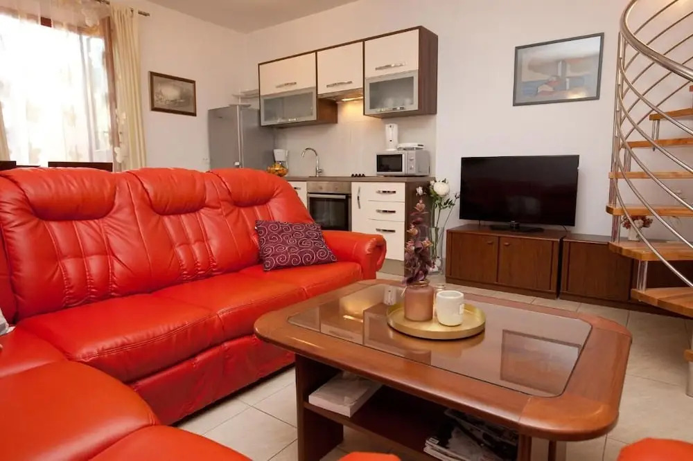 Spacious Apartment Milly With Pool
