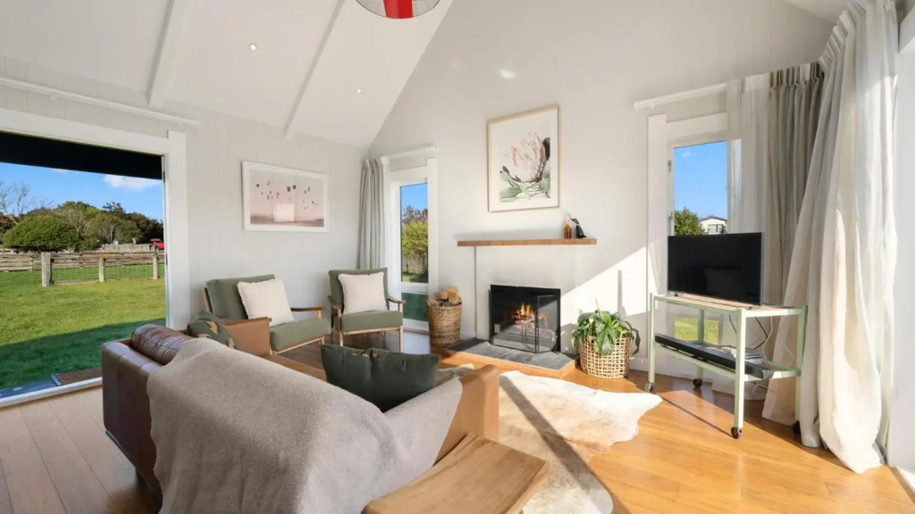 Te Whare Hipi - Martinborough Holiday Home