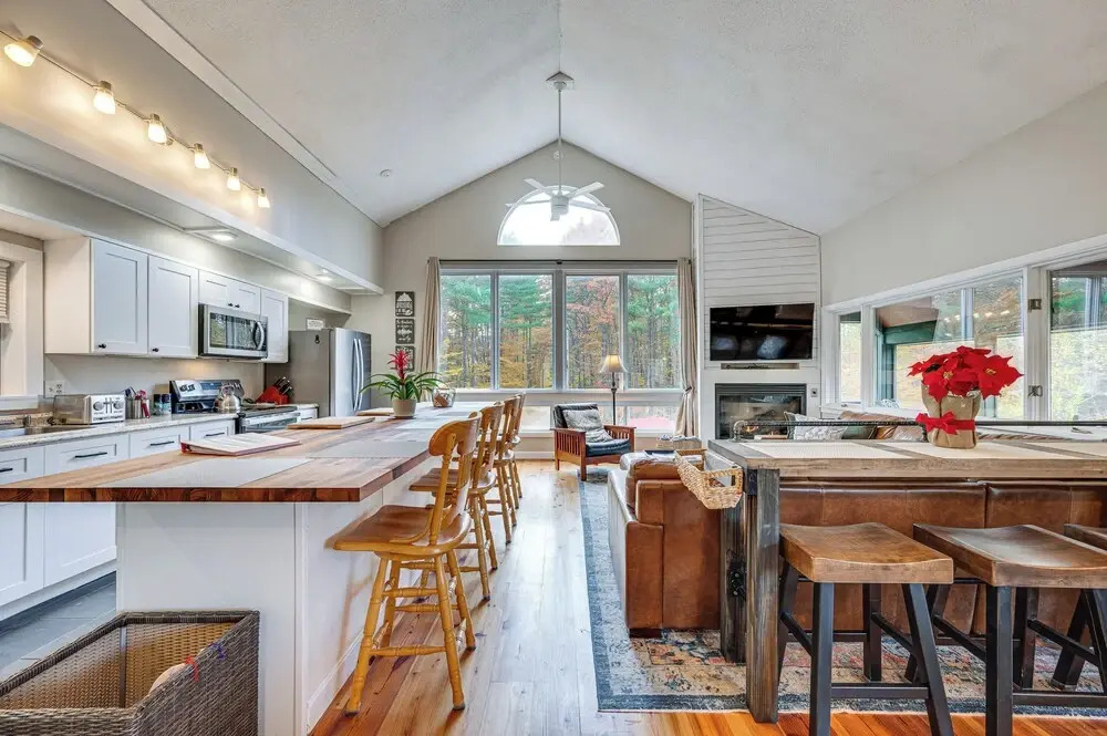 White Mountains Home w/ Hot Tub - Walk to Town!