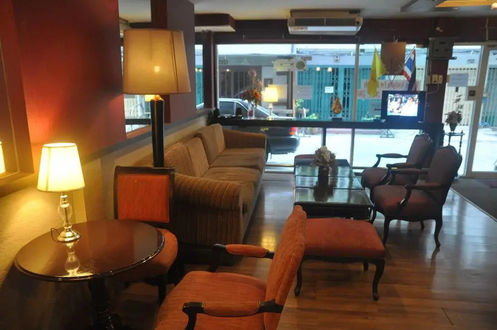 Check Inn Phromphong