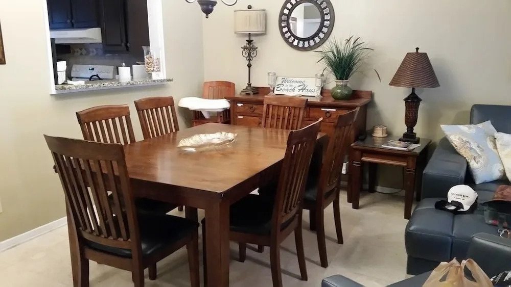 524queen 2 Bedroom Condo