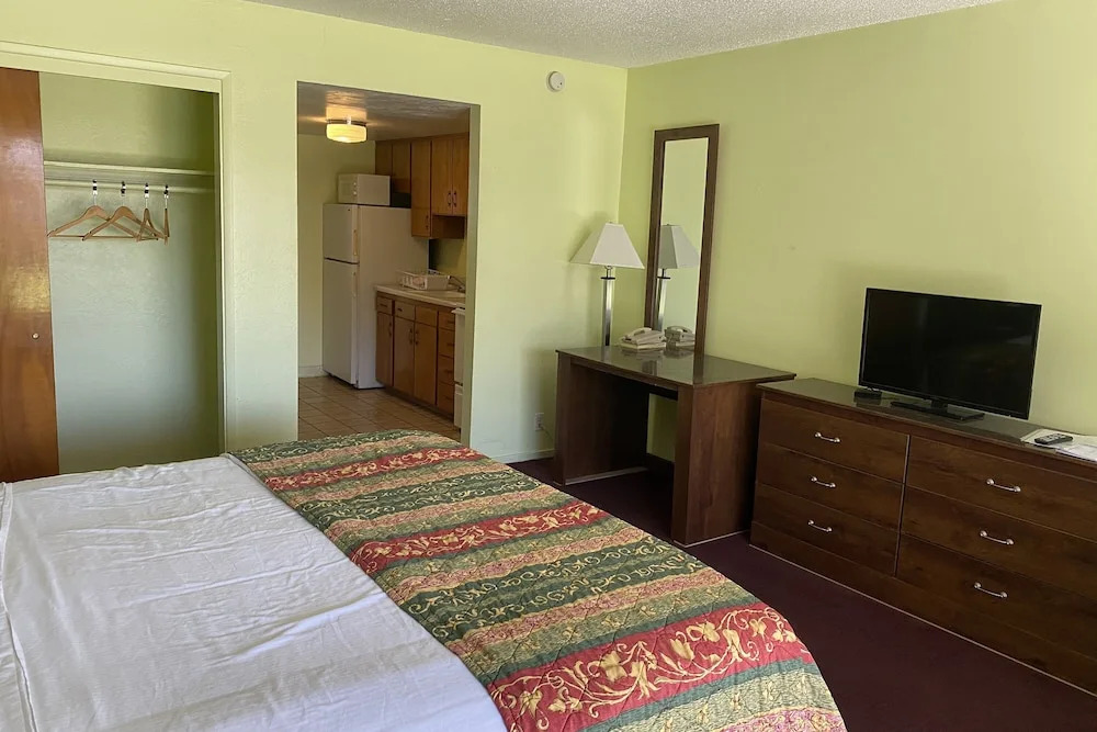 Desert Grove Inn and Suites