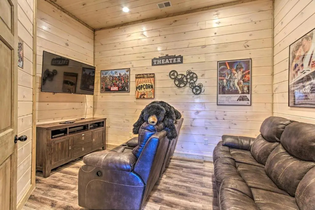 'Madison Bear Garden' 7Bdr w/Hot Tub + Pool Access