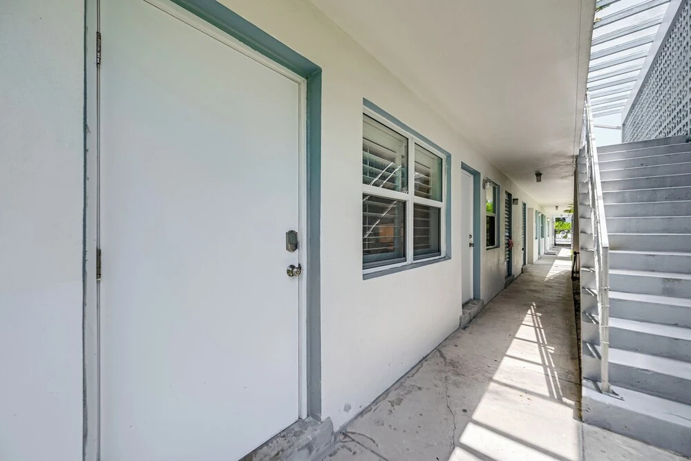 Poolside Fun, Ocean Strolls! Naples Beach Getaway
