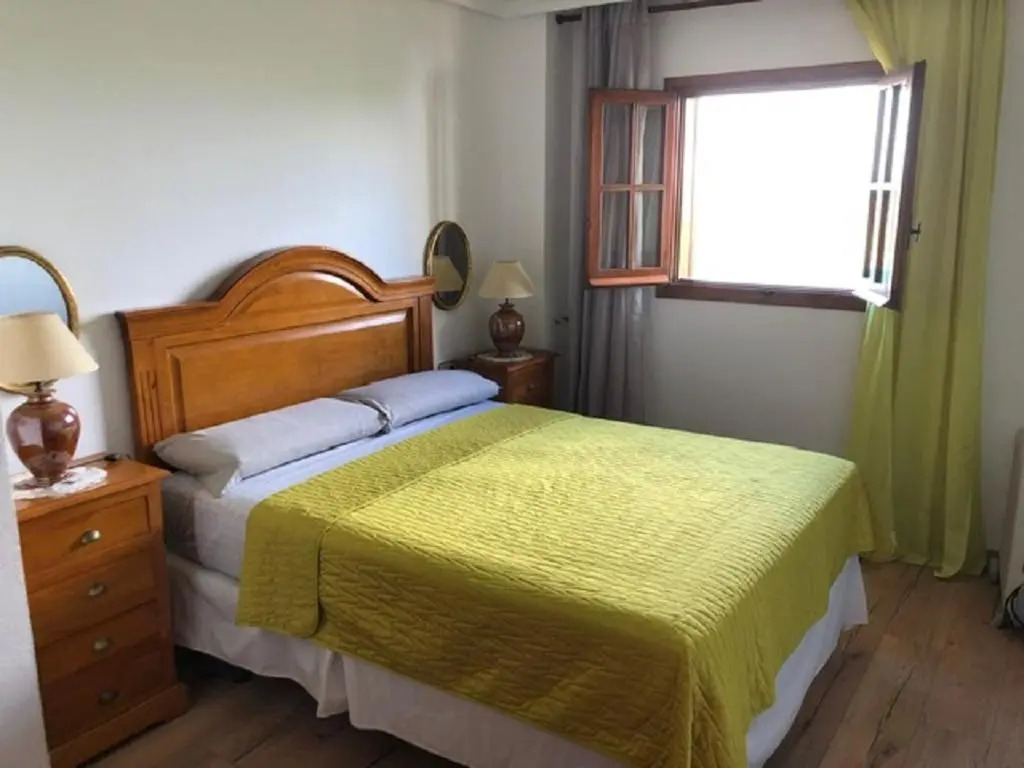 Valencia, Ideally Located 3Bed-2Bath Apart.Few Mints Walk From Beach,Pool,Shop.