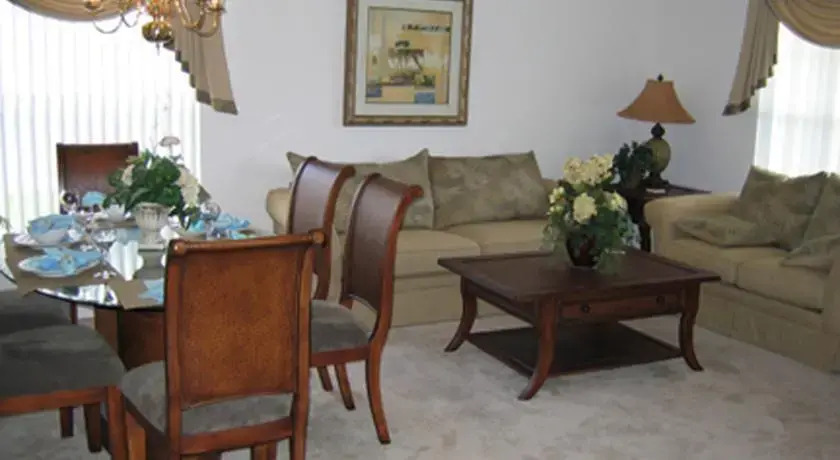 Four Bedroom House in Windsor Park by CFL Vacations