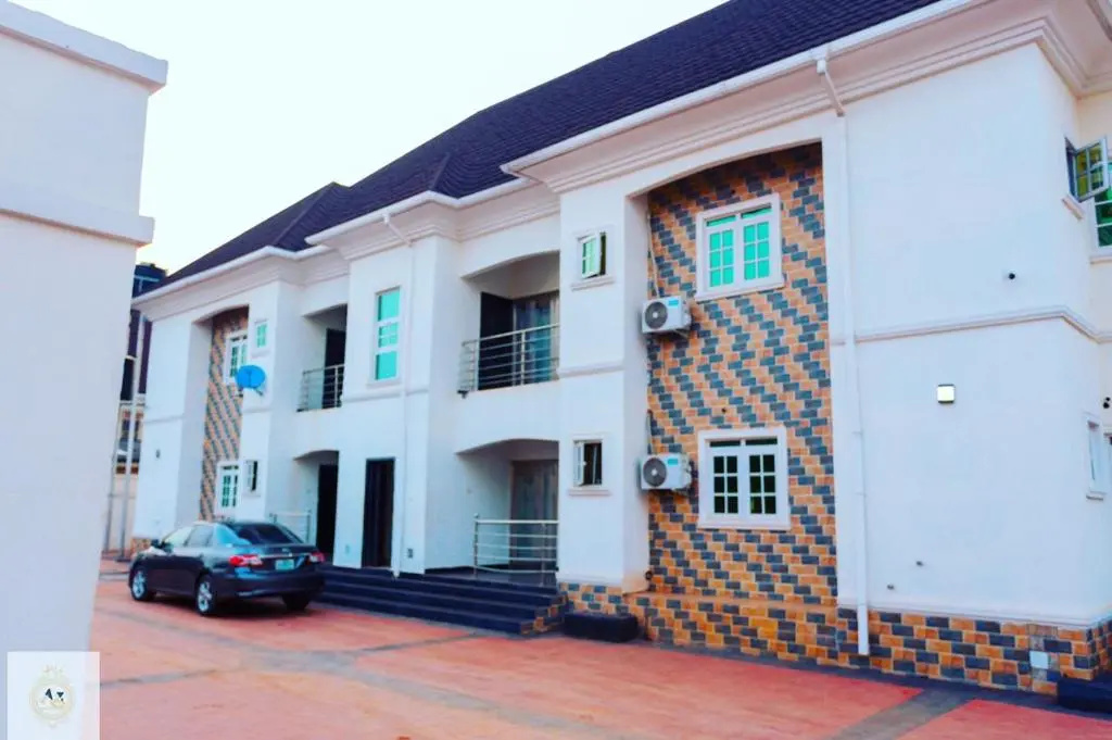 AZ KINGS 3 Bedroom Furnished Apartment suitable for Company Staff with Ensuite Bathrooms, Airconditioning and Swimming Pool
