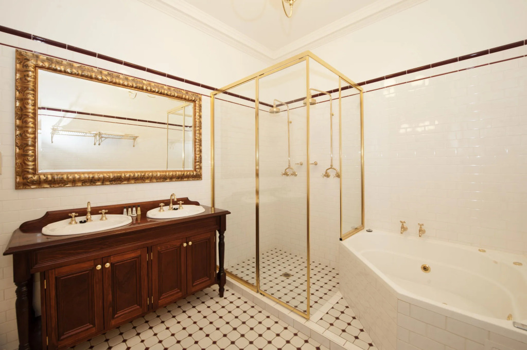 Cobb & Co Court Boutique Hotel