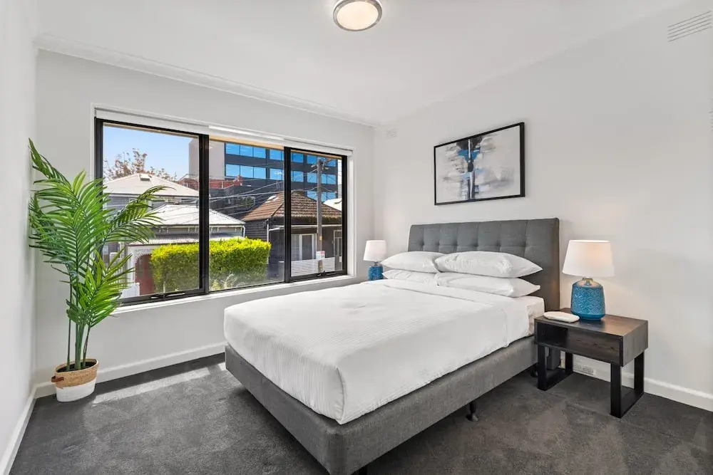 Cosy 1-bed Balcony Unit in Quiet Street by Shops