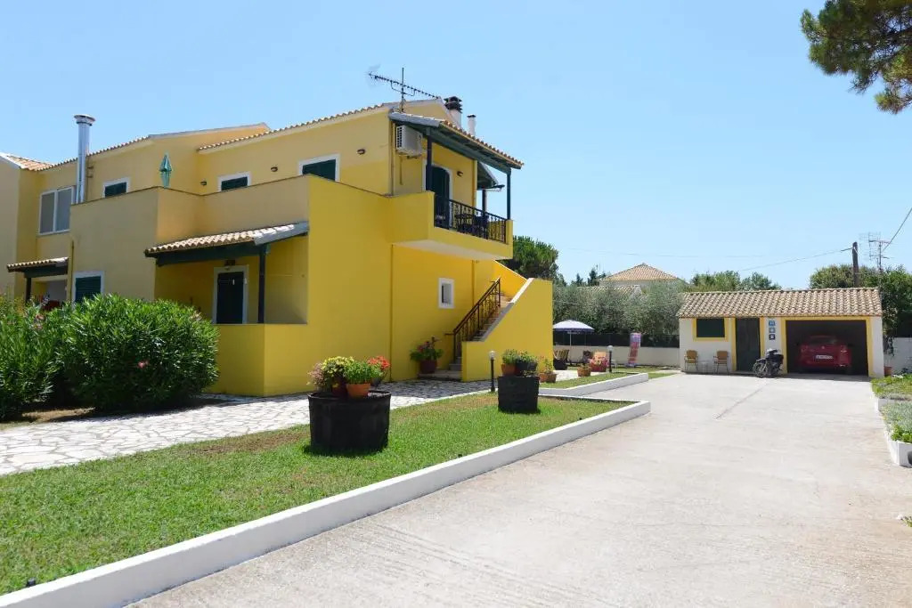 Roula's Studios & Apartment