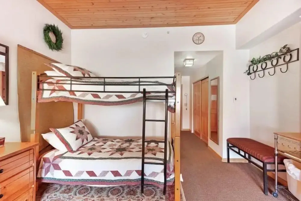 Studio Colorado Vacation Rental Located Near River Run Village With Hot Tub And Pool Access