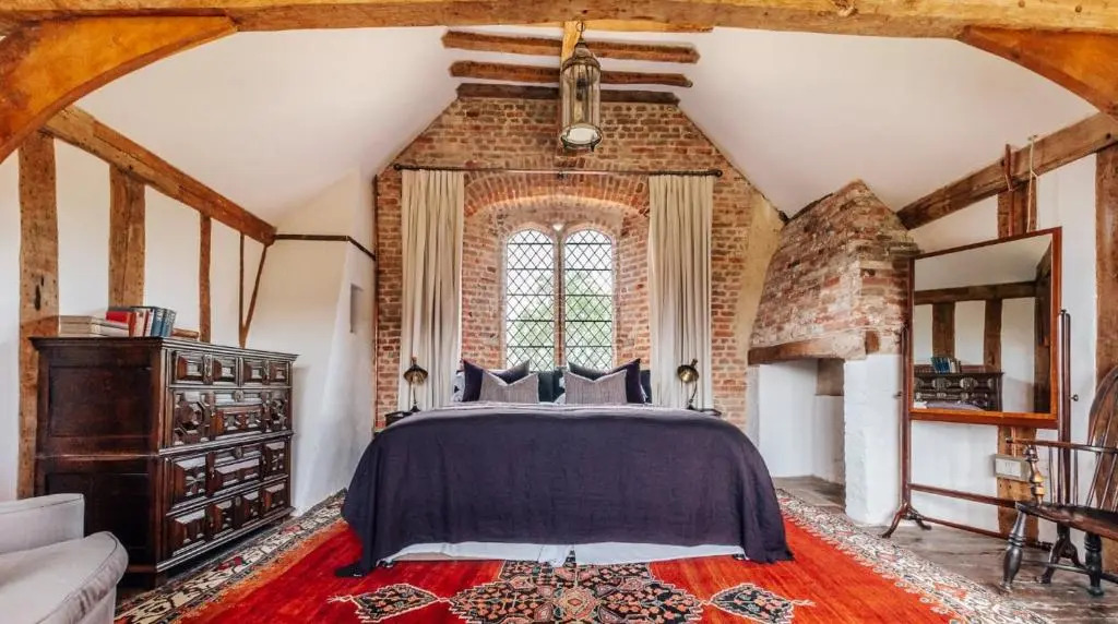 Lavish Tudor Estate Gardens - Sleeps 25