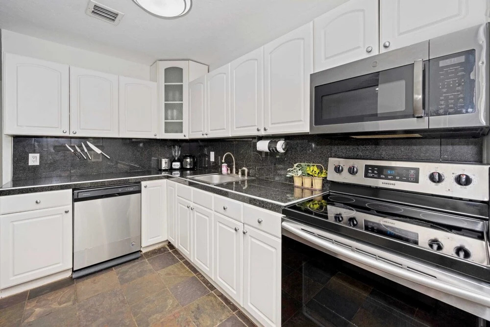 New Private Green Oasis 3br-3bapatio, Private Parking Clean & Cozy