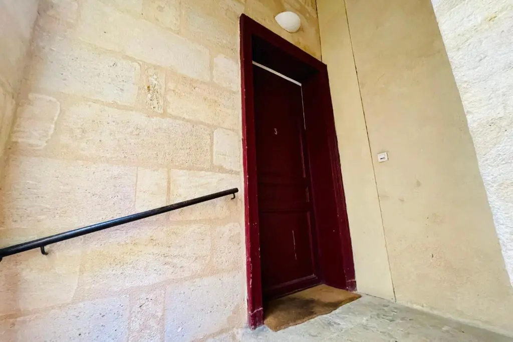 T4 apartment in the heart of old Bordeaux close to all amenities