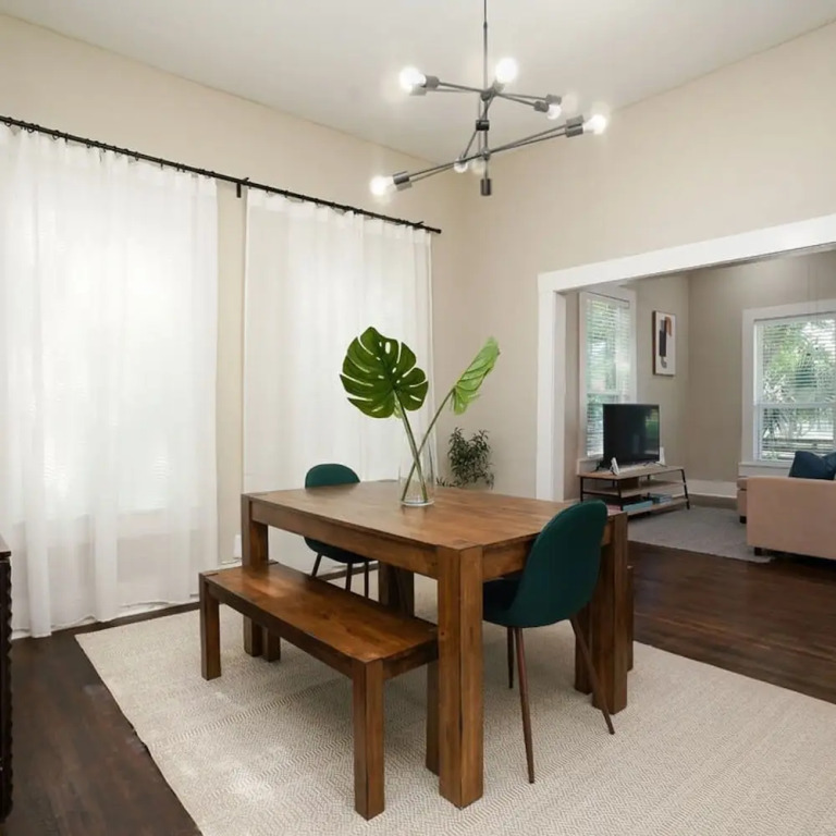 Amazing Fully Fenced Home Only 1 7 mi to Downtown