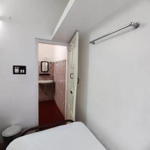 White Villa Guest House Near Rock Beach And White Town