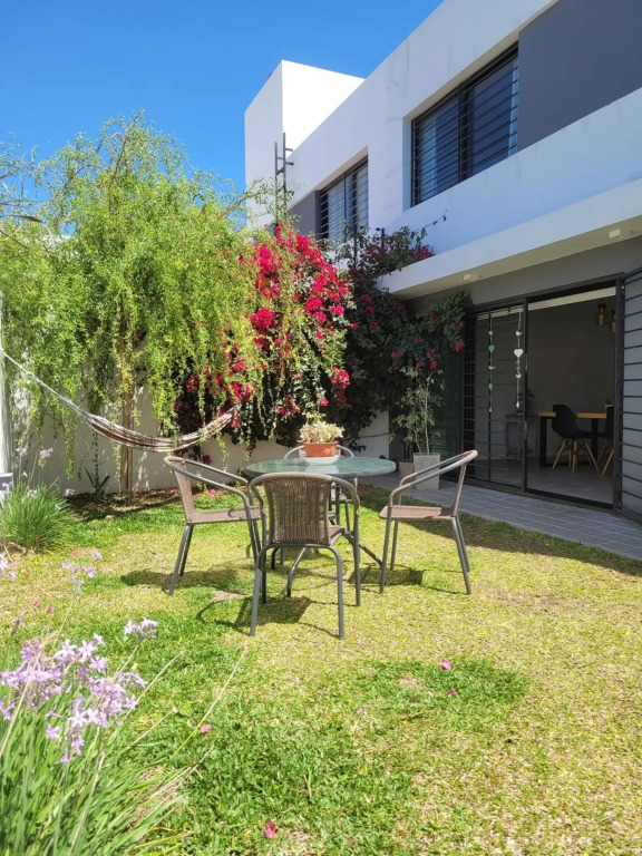 Hermoso y amplio duplex de categoría, excelente ubicacion, zona residencial