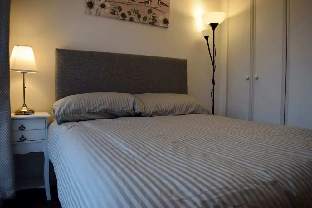2 Bed Historical Christchurch With Parking