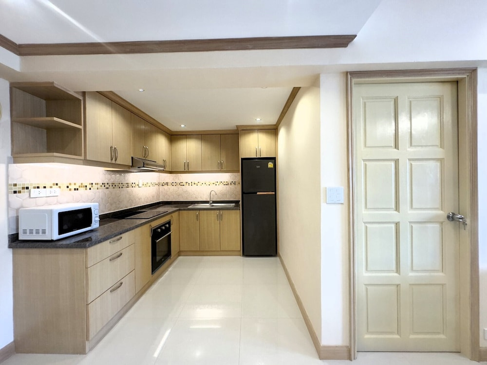 Stylish 1-bedroom Corner Condo Near Thepprasit Night Market -keha Condominium