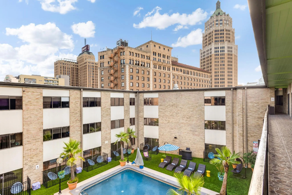 Riverwalk Plaza Hotel