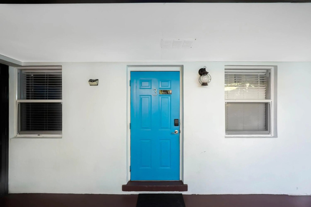 21 apartment 1 blk from beach unit 3