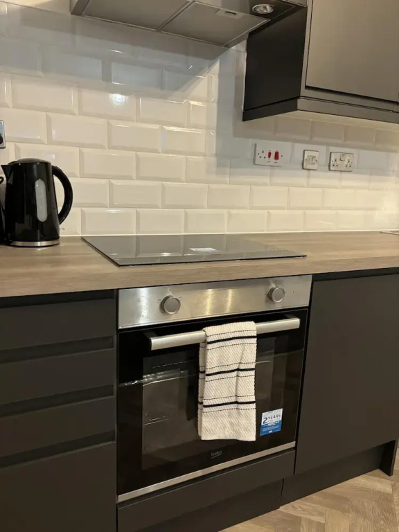 Stylish City Centre Apt- 25 Off Monthly Stays!