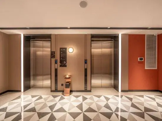 Borrman Hotel (Nanning Jinhu Plaza Lang west subway station)