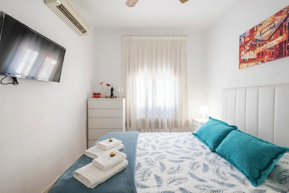 Madrid center room just 3 metro stops