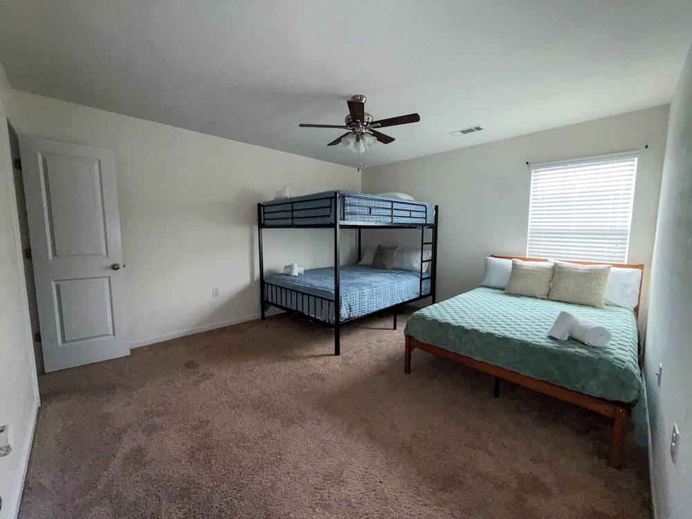 Modern 4 Bedroom Home Near Uptown