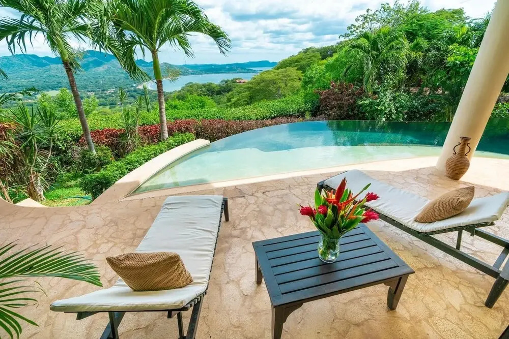 Luxurios Beachfront Villa on Flamingo Beach with Daily Maid and Security