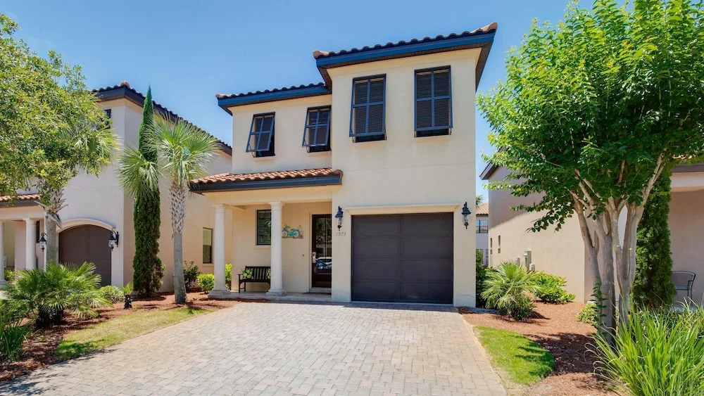 Villa Lago 1973* (S)(2G)- 4BR 4BA + Den- (12)