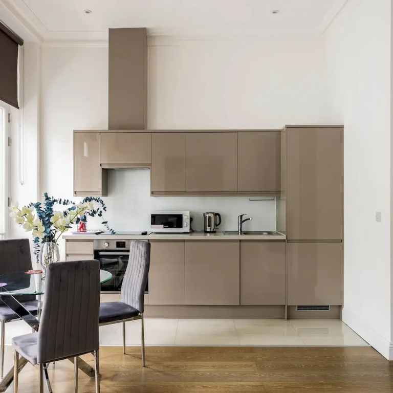 Balcony South Kensington Luxury 2 bed Apartment