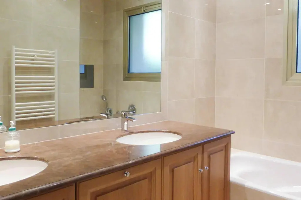 Vacation apartment with large private terrace and community pool, Cannes