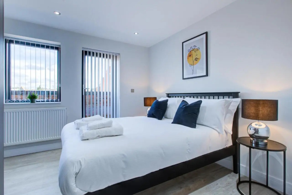 Hybrid Resi - Uxbridge, On-site CAR or VAN parking, near London Heathrow Airport