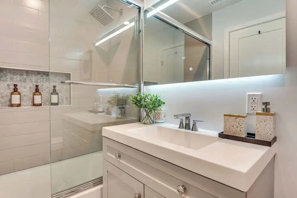 4 Mi to Sofi Stadium, Fenced Yard: Modern Retreat!