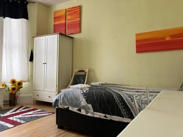 House for 10-11. Close to City and Excel. Free Parking.