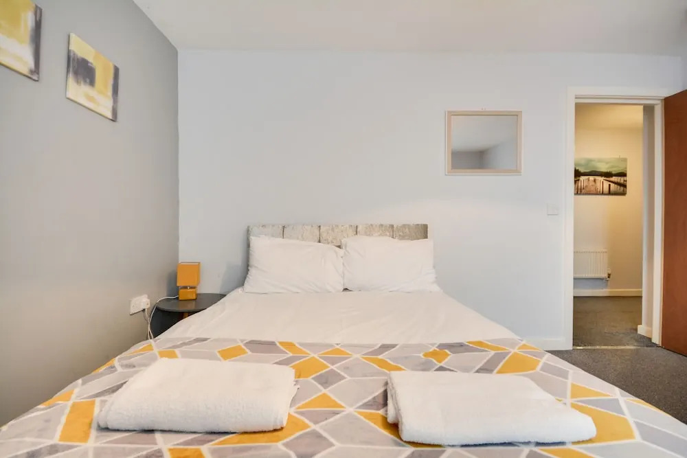 Cosy 2 Bedroom Apartment with Parking