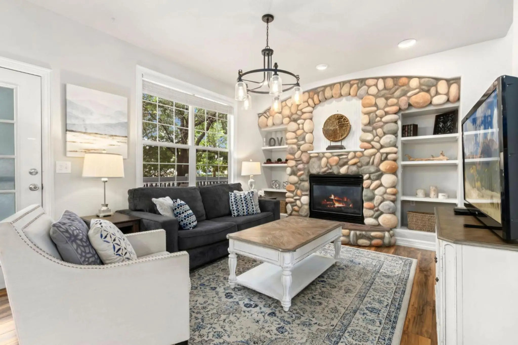 Fabulous Family-friendly Retreat by Windsor Lake