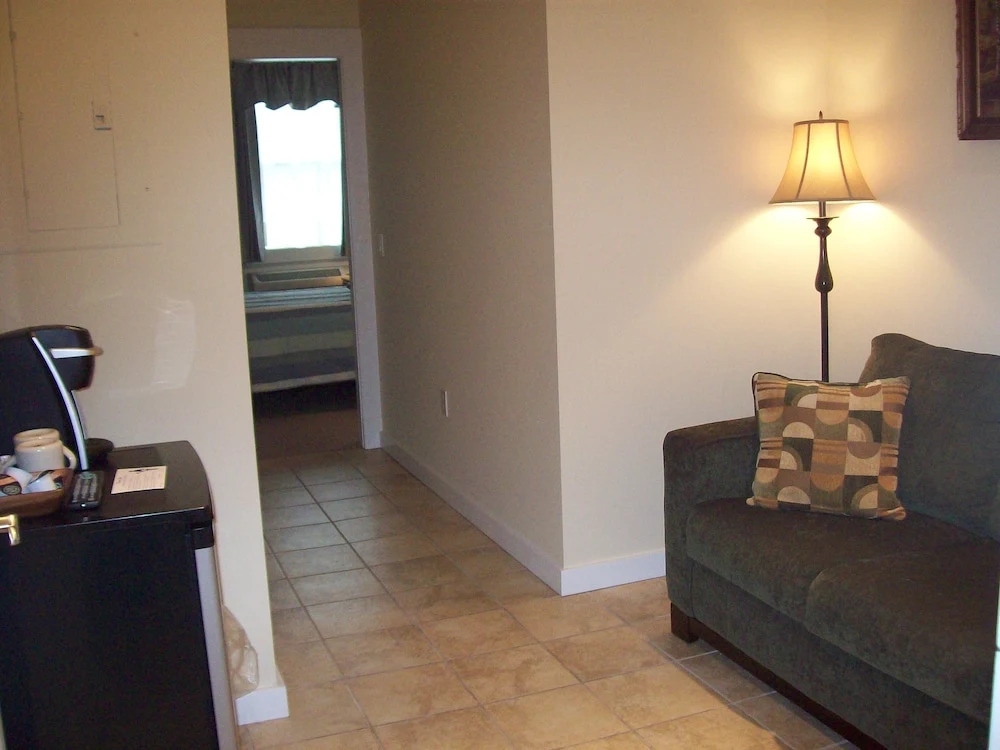 Cozy & Clean Second-Story Suite w/ Kitchenette & Free WiFi - Walk to the Harbor