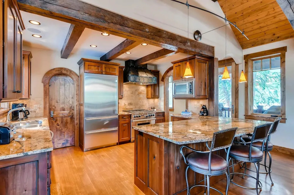 Bear Tracks Lodge