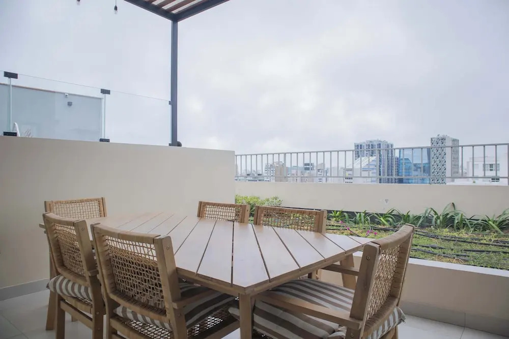 w Striking 1BR w Perfect Balcony Near Kennedy Park