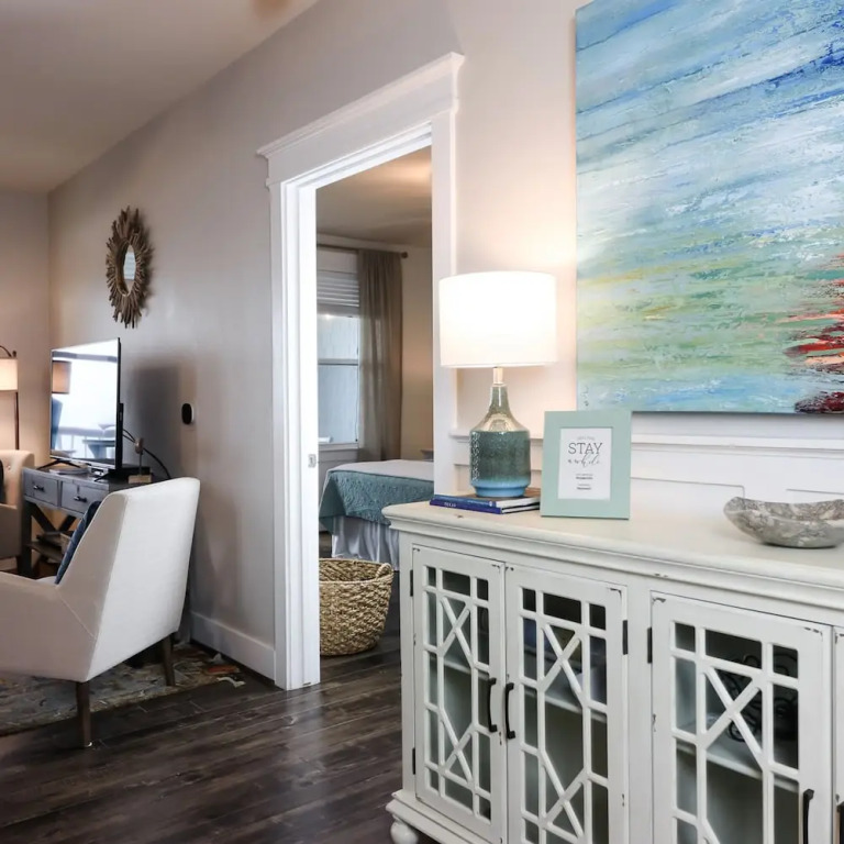 Resort Living on the Bay 2 bed 2 Bath Gorgeous Views Heated Infinity Pool Beach Access