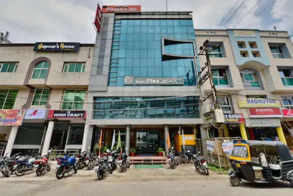 FabHotel Pleasure Inn - Near DB Mall