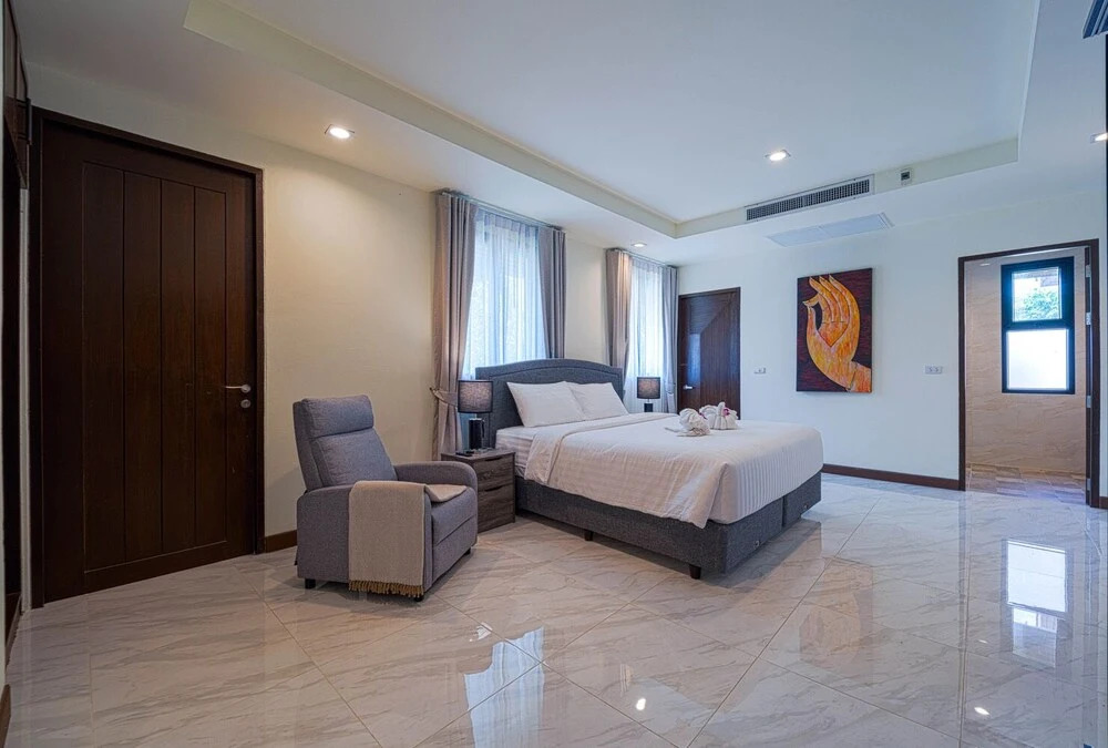 Luxury 5 Bedroom Villa Close to Beach SRS