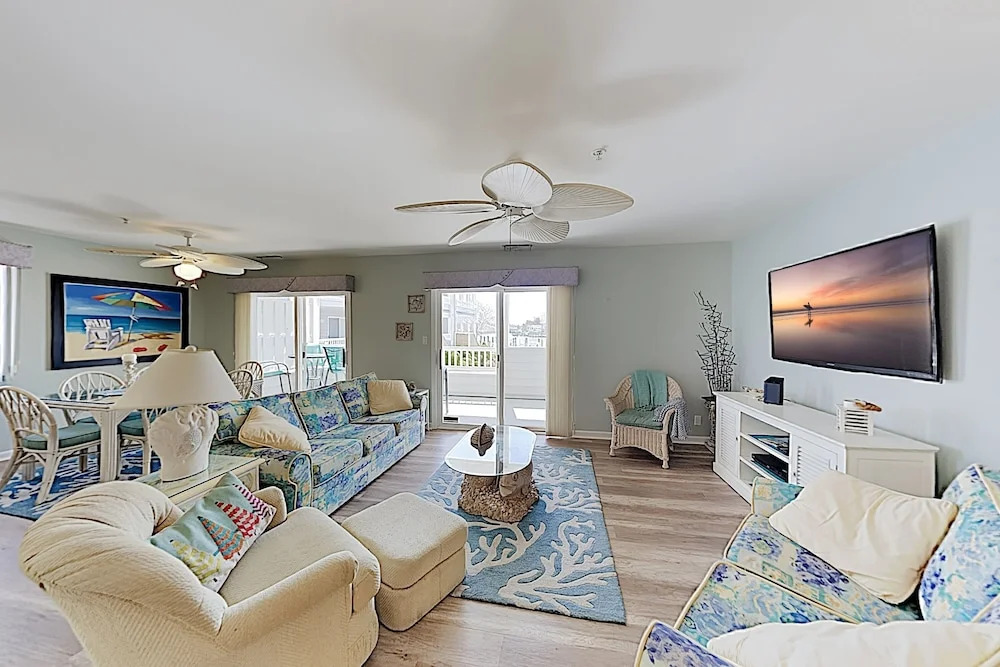 Walk To Beach! Bayfront End Unit W/ Pool & Patio 2 Bedroom Condo