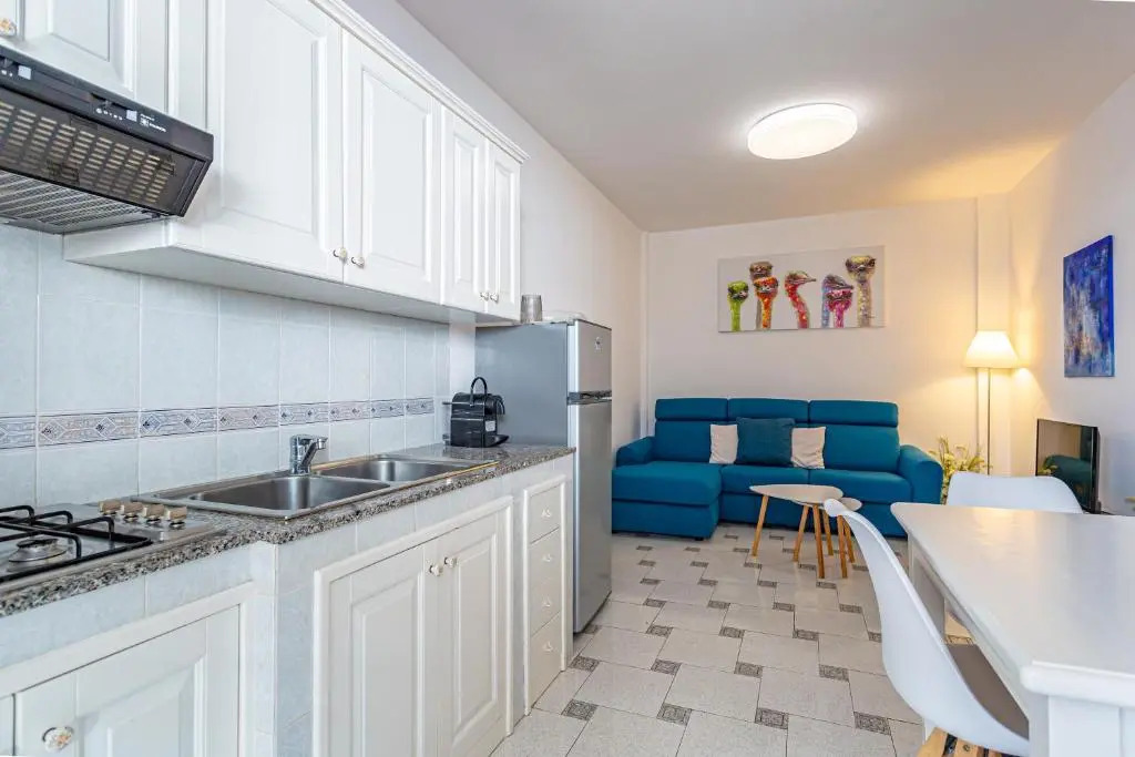 Appartamento climatizzato con patio esterno privato a 150m dal mare