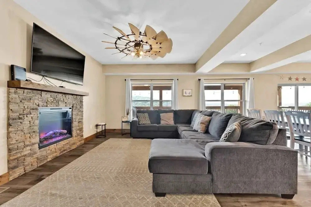 Hooked on Branson Cove - Pool Hot Tub Fireplace