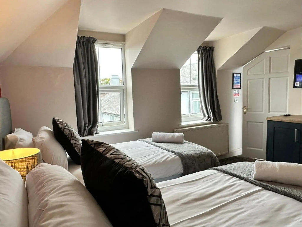 The Prince Albert Pub & Hotel with onsite FREE PARKING 2 minutes from Legoland