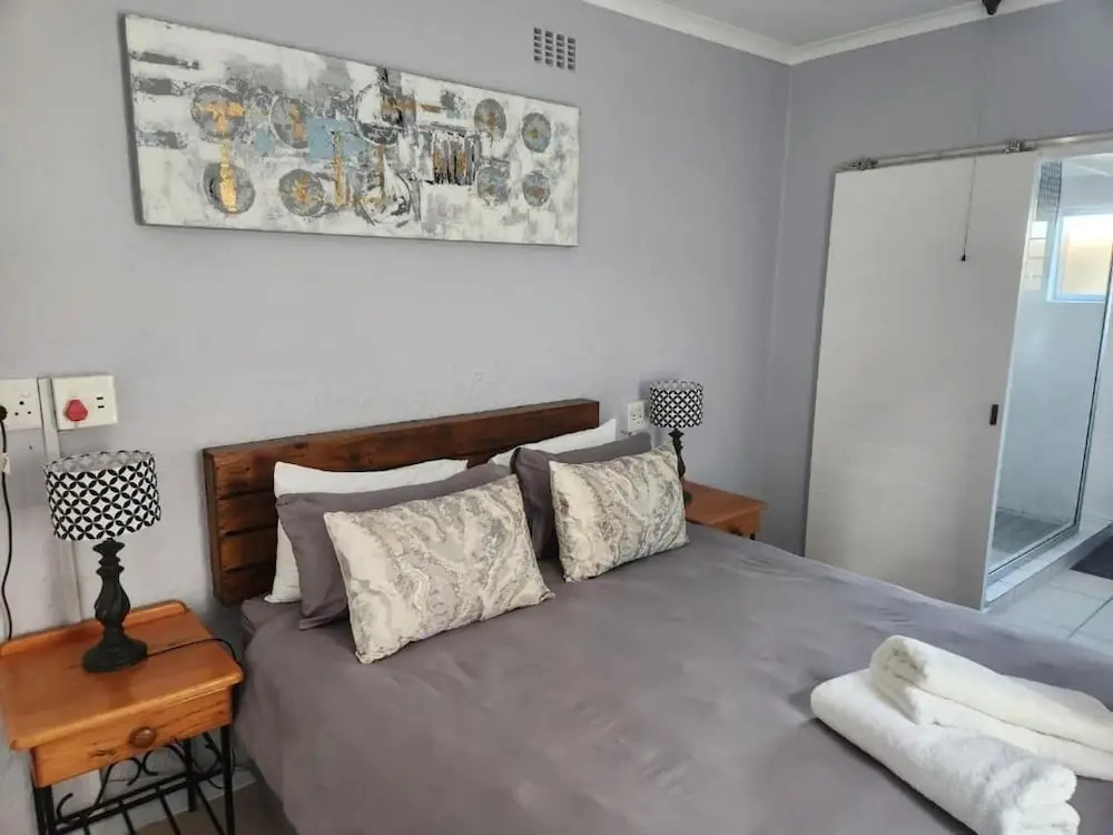 25 On Main Struisbaai