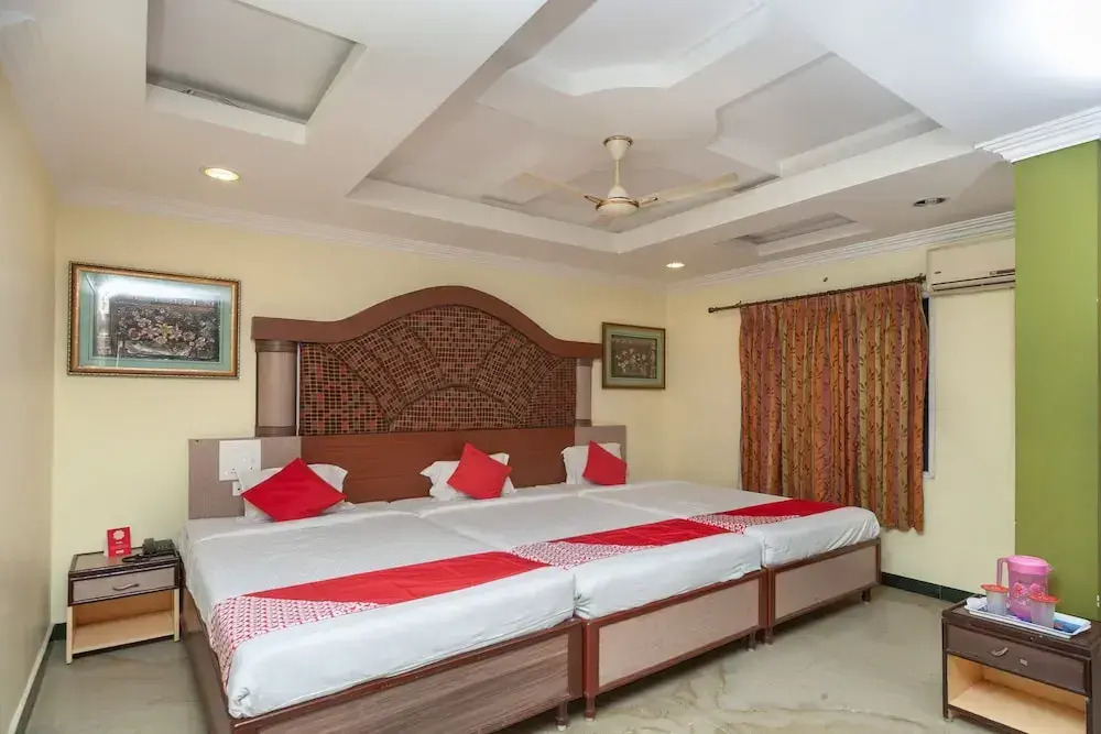 OYO 10807 Hotel Auro